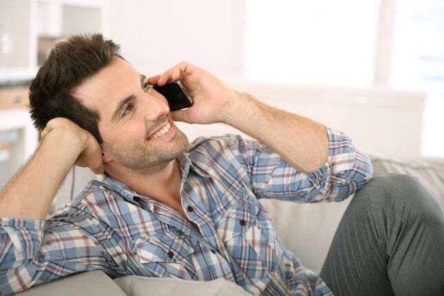 Dengan perasaan terangsang, seorang lelaki akan bercakap dengan seorang wanita untuk masa yang lama di telefon