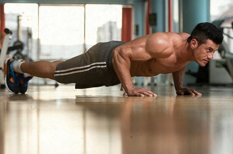 Untuk meningkatkan libido, cukup untuk melakukan beberapa push-up dari lantai. 